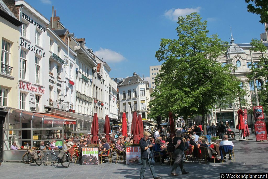 De Groenplaats is een druk plein met veel cafés, restaurants en terrasjes.  Een mooi hotel aan dit plein is het Hilton Hotel.Tips: De  hotels in Antwerpen.